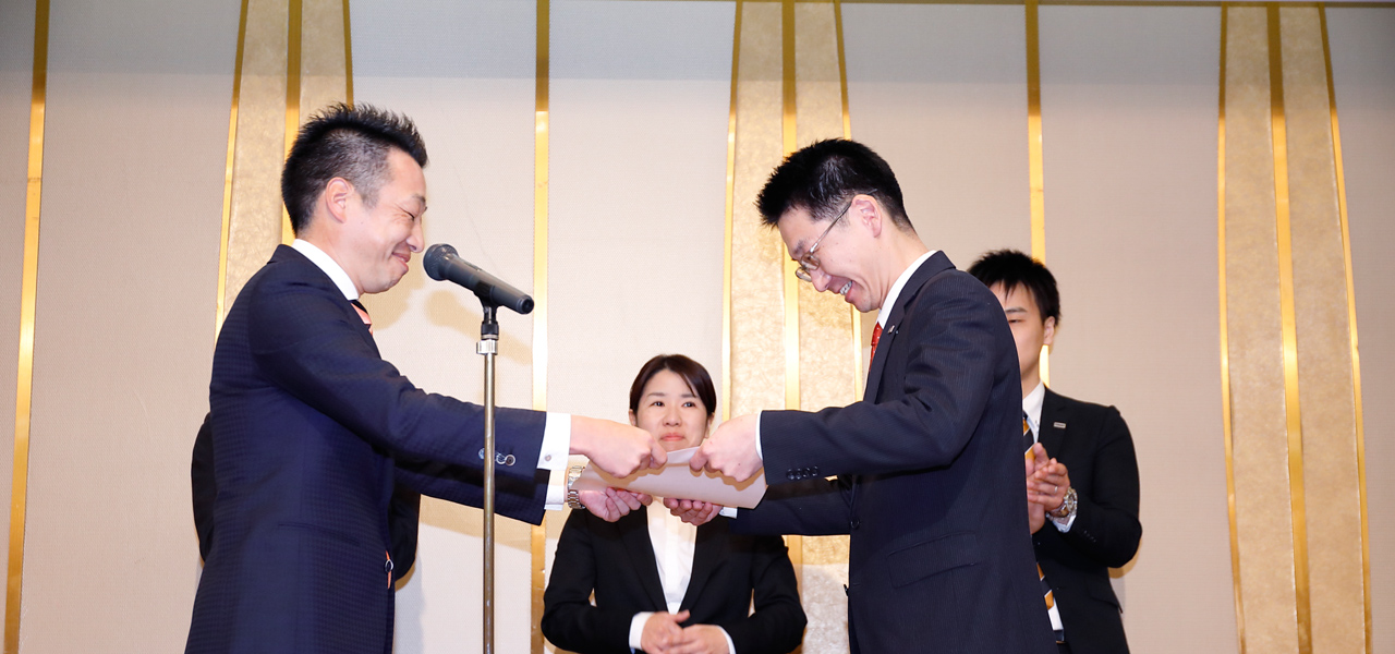 株式会社エネチタの評価制度表彰風景